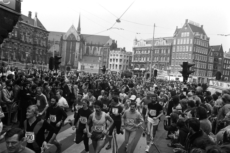 Internationale marathon in Amsterdam massale start van de Dam, Bestanddeelnr 930-7944