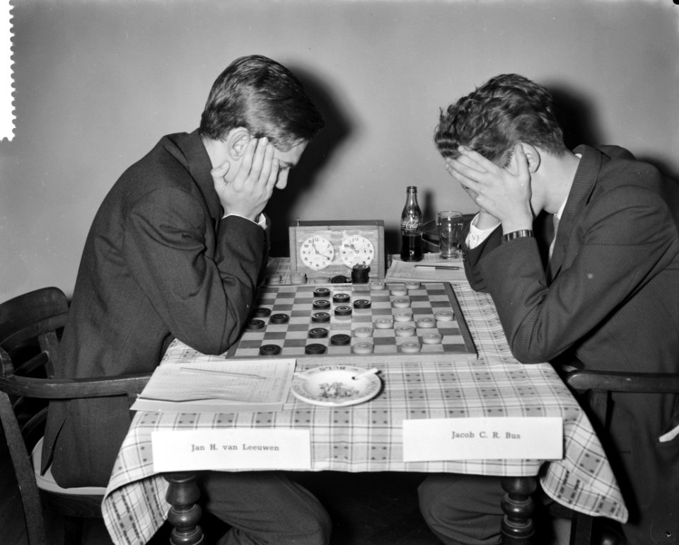 Internationaal damtoernooi te Amsterdam, links Jan H van Leeuwen en rechts Jaco, Bestanddeelnr 910-9000