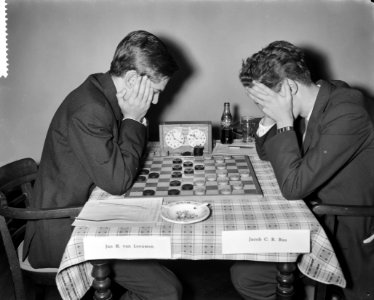 Internationaal damtoernooi te Amsterdam, links Jan H van Leeuwen en rechts Jaco, Bestanddeelnr 910-9000