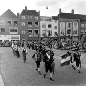 Internationaal folkloristische optocht Arnhem. Ducato di Piazza Pontida , Bergam, Bestanddeelnr 907-9243