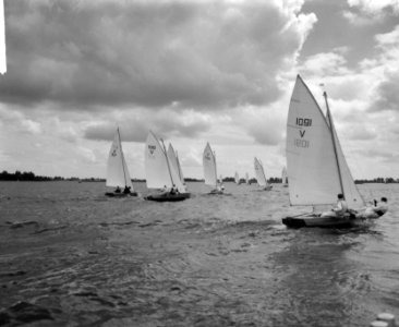Internationale Holland Week I begonnen, de Vrijheidsklasse op de Loosdrechtse pl, Bestanddeelnr 918-0236