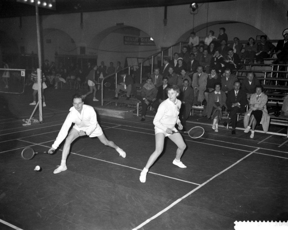Internationale badmintonkampioenschap te Haarlem mejuffrouw A Marshall en J Be, Bestanddeelnr 911-0307