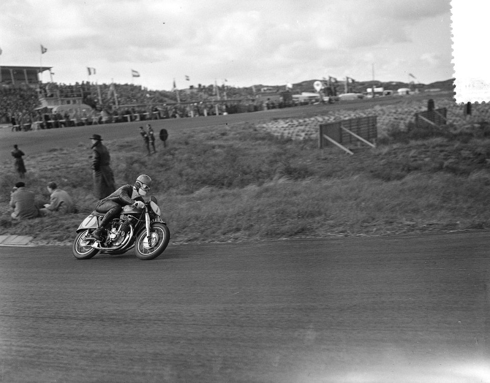 Internationaal motor- en zijspanraces Zandvoort, winnaar 350cc E. Honseley no. 4, Bestanddeelnr 907-1538