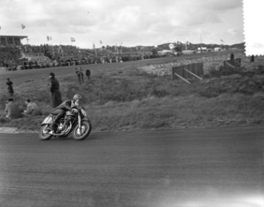 Internationaal motor- en zijspanraces Zandvoort, winnaar 350cc E. Honseley no. 4, Bestanddeelnr 907-1538