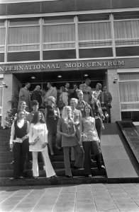 Internationaal Modecentrum in Amsterdam geopend Mannequins met vlaggetjes op de, Bestanddeelnr 922-7393
