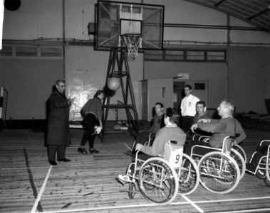 Internationale rolstoelbasketbaltoernooi in RAI, burgemeester Van Hall gooit de , Bestanddeelnr 917-1796