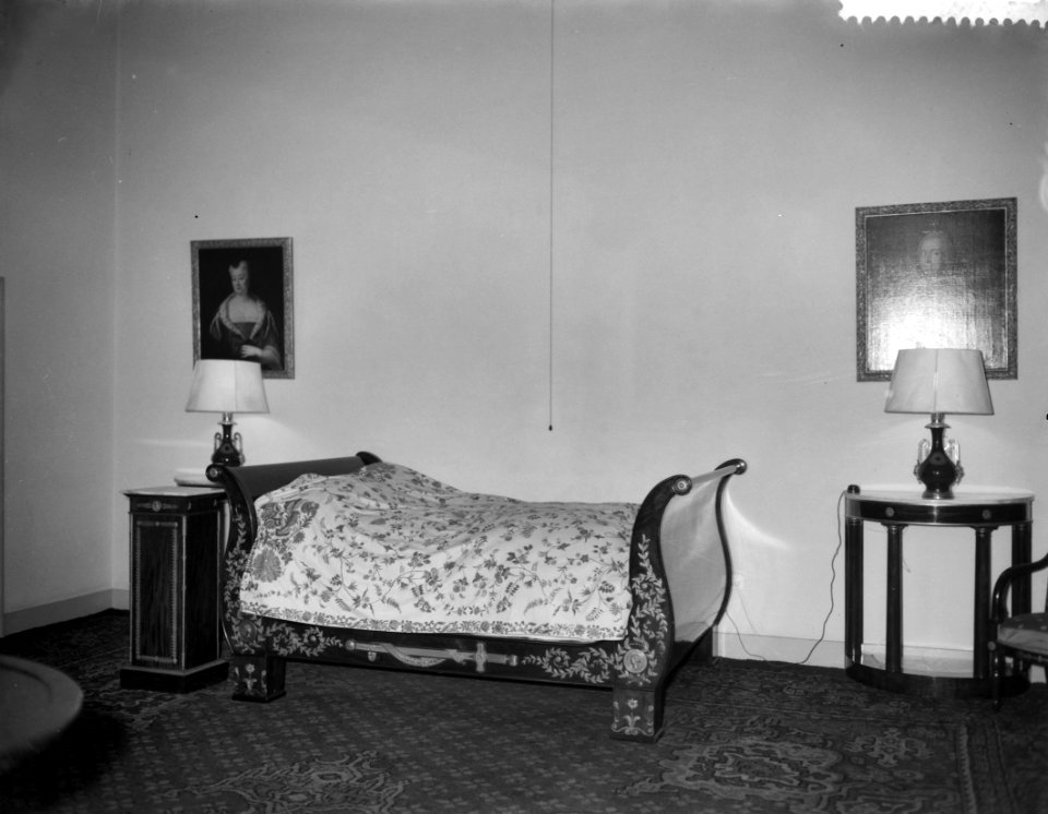 Interieurs van het Koninklijk Paleis op de Dam Slaapkamer van Prins Philip met , Bestanddeelnr 909-3898