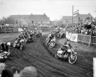 Internationale Motorcross 1959 in St. Anthonis Eerste manche 500cc met op kop wi, Bestanddeelnr 910-2172