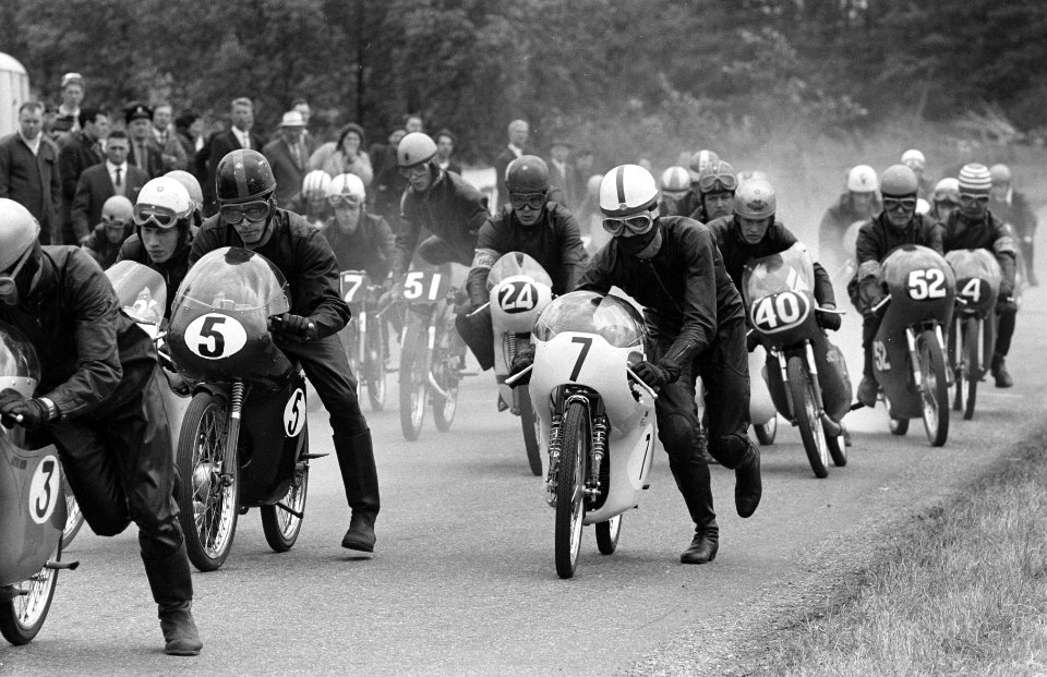 Internationale motorcros circuit Tubbergen Jan Huberts (nr 7) vooraan, Bestanddeelnr 914-0128