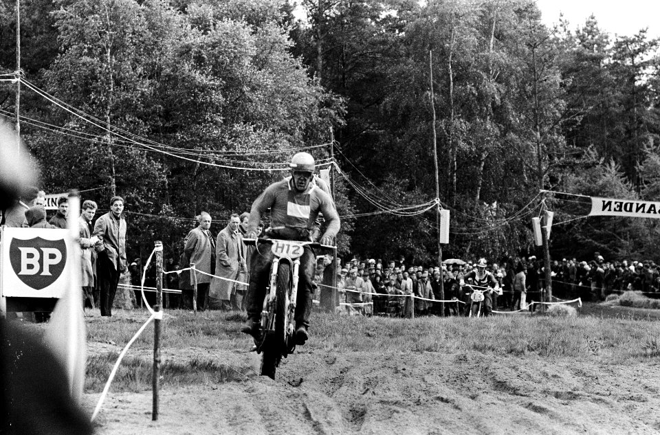 Internationale Motor-Cross Grand Prix 1963 in Markelo verreden Nr 9, 10 Broer , Bestanddeelnr 915-1795