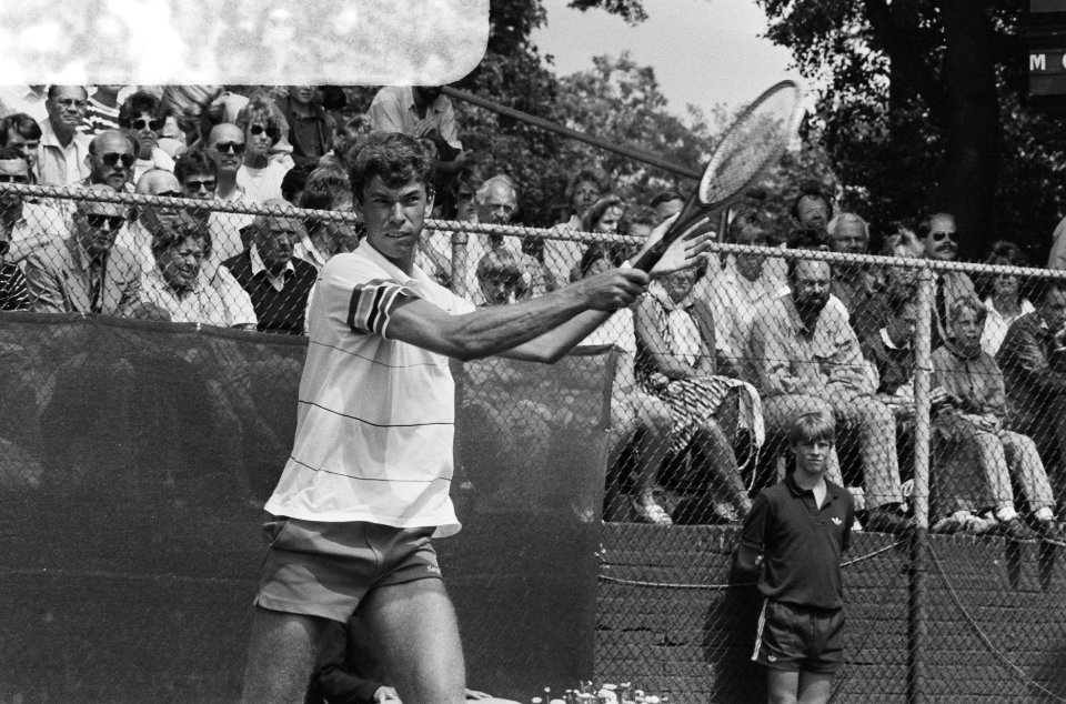 Internationale kampioenschap tennis Melkhuisje Michiel Schapers in actie, Bestanddeelnr 933-7190