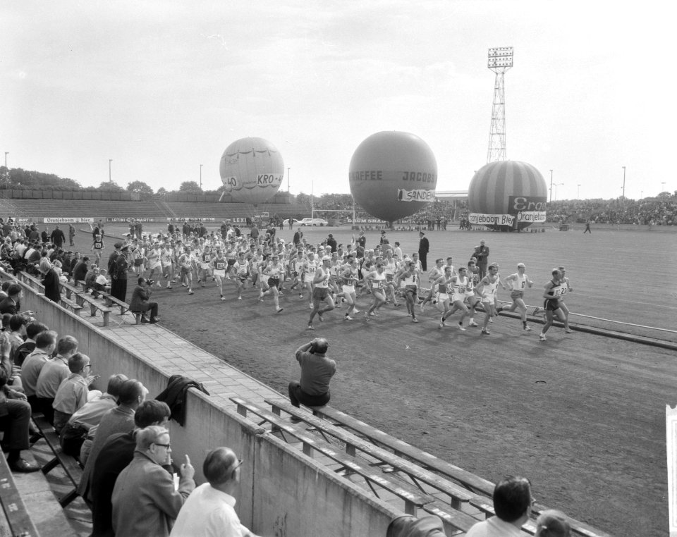 Internationale marathonloop te Enschede, de start, Bestanddeelnr 918-1156