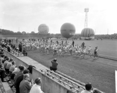 Internationale marathonloop te Enschede, de start, Bestanddeelnr 918-1156