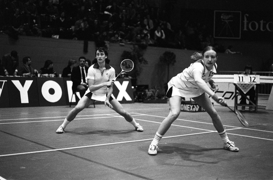 Internationale open Nederlandse kampioenschappen badminto Marjan Ridder (l) met , Bestanddeelnr 930-1167