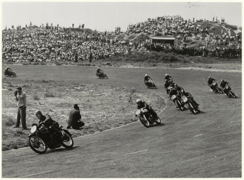 Internationale motorraces op het circuit van Zandvoort de Tarzanbocht. NL-HlmNHA 54006003