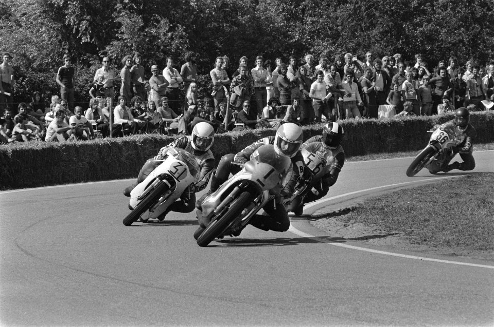 Internationale motorraces circuit Sloten, van links naar rechts H. van de Pol (, Bestanddeelnr 928-7213