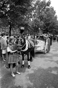 Internationale rijtuigdag in Amsterdam. De stoet met rijtuigen in Lareissestraat, Bestanddeelnr 921-4388