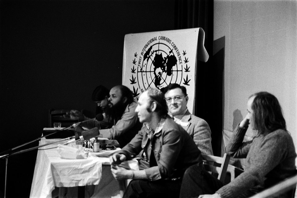 Internationale conferentie over legalisatie van hasj in Amsterdam tijdens confe, Bestanddeelnr 930-6633