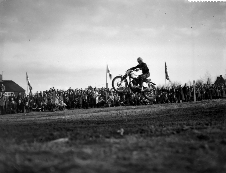 Internationale motorcross te St. Anthonis J. Clynch (Ned. op BSA), Bestanddeelnr 909-4088