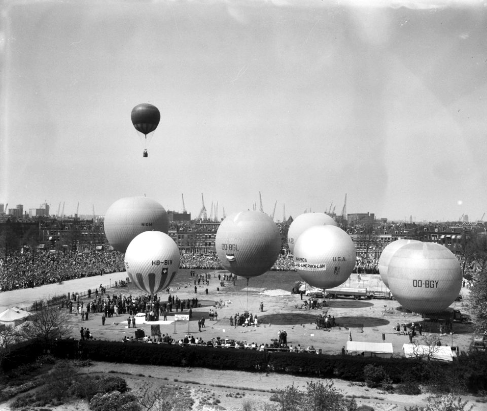 Internationale ballonopstijging tgv de viering van bevrijdingsdag te Rotterda, Bestanddeelnr 911-2167