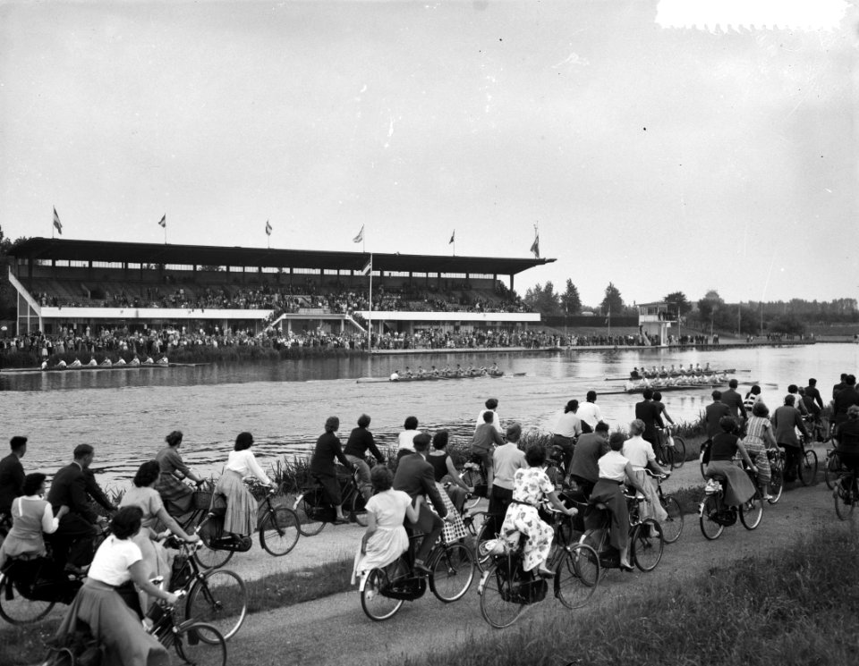 Internationale roeiwedstrijden Bosbaan. Finish jonge 8B, Bestanddeelnr 907-8143