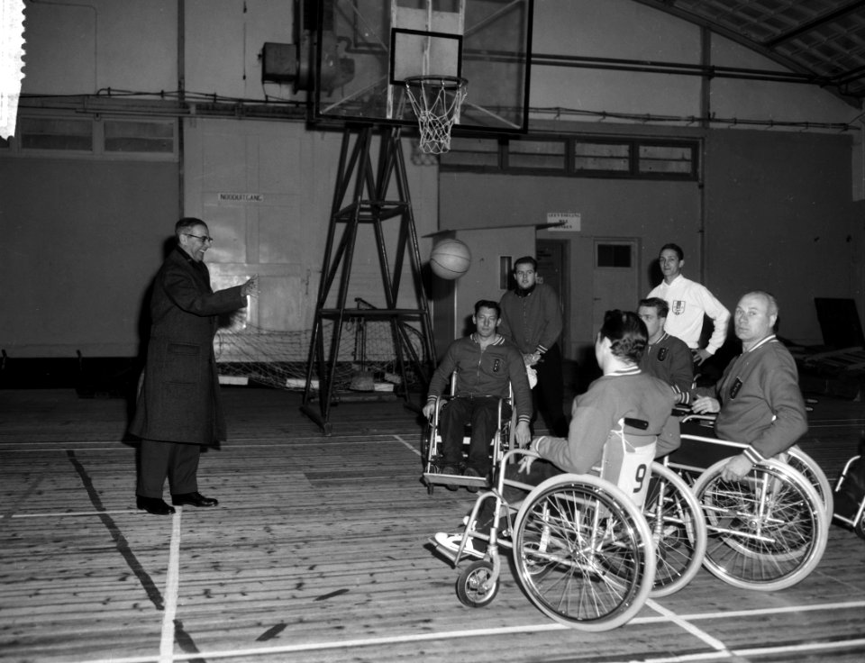 Internationale rolstoelbasketbaltoernooi in RAI, burgemeester Van Hall gooit de , Bestanddeelnr 917-1797