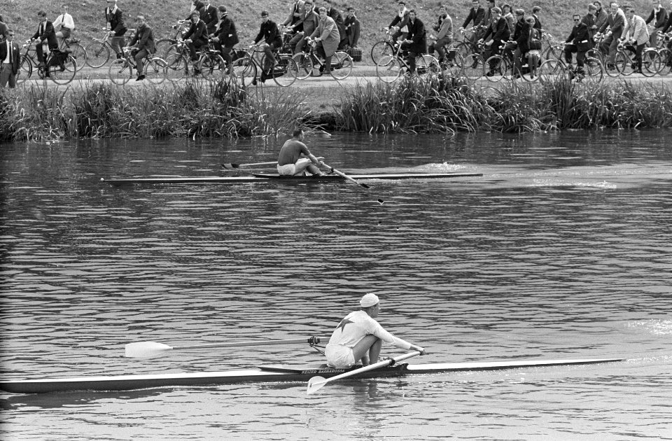 Internationale Roeiwedstrijden op Bosbaan Het nummer Oude Skip gewonnen door Ro, Bestanddeelnr 915-3182