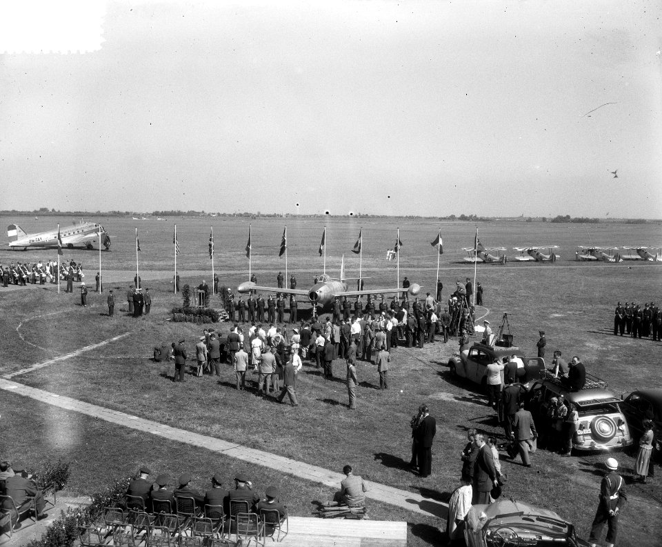 Internationale luchtshow Ypenburg (Ilsy) met overdracht v vliegtuigen door Eisen, Bestanddeelnr 904-7076