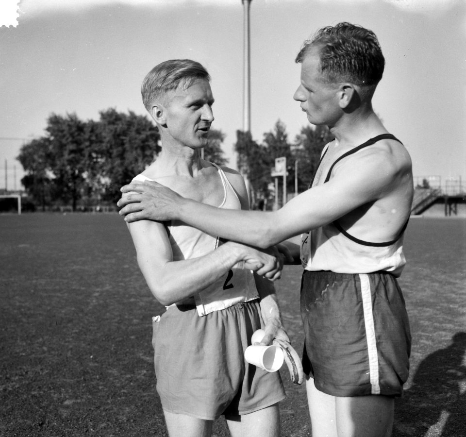 Internationale Marathonloop Eindhoven, (l) Fritz Schonin (r) Piet Van Sande, Bestanddeelnr 910-4923