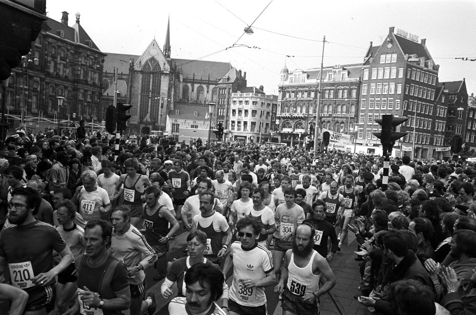 Internationale marathon in Amsterdam massale start van de Dam, Bestanddeelnr 930-7943