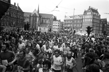 Internationale marathon in Amsterdam massale start van de Dam, Bestanddeelnr 930-7943