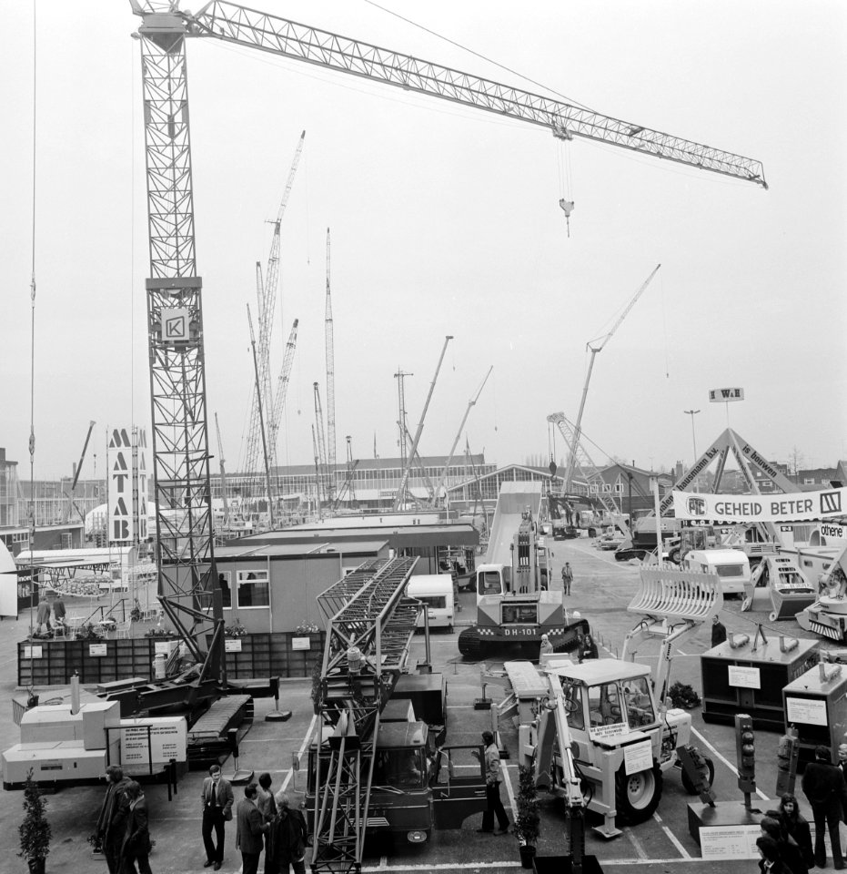 Internationale Bouwbeurs in Utrecht, minister Gruyters op de beurs, overzicht, Bestanddeelnr 927-0766