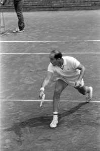 Internationel tenniskampioenschappen te Hilversum, de Australier R.A. Hewitt in , Bestanddeelnr 919-3832
