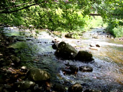 Intres (Ardêche, Fr) l'Aiguenayre (au fond) débouchant dans l'Eyrieux