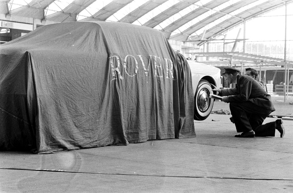 Internationale Auto- en Caravantentoonstelling in RAI, voorbereidingen, een auto, Bestanddeelnr 914-7795