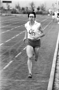 Internationale atletiekwedstrijden in Ookmeer, Amsterdam Maria Gommers in aktie , Bestanddeelnr 922-4582