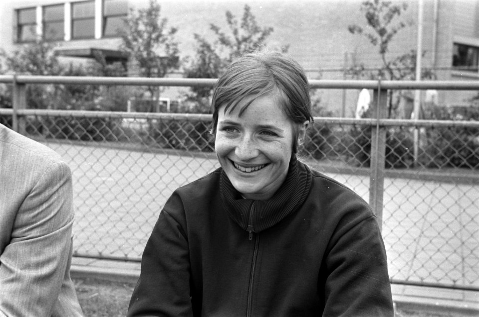 Internationale atletiekwedstrijden in Ookmeer, Amsterdam. Wilma van den Berg (sp, Bestanddeelnr 922-4581)