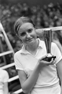 Internationale Badmintonkampioenschappen te Haarlem Gillian Perrin met beker, Bestanddeelnr 922-0948