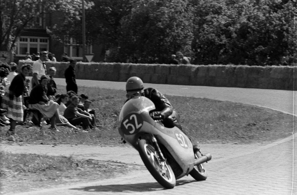 Internationale motorraces te Tubbergen De 250 cc Cas Swart in aktie in een va, Bestanddeelnr 915-2188