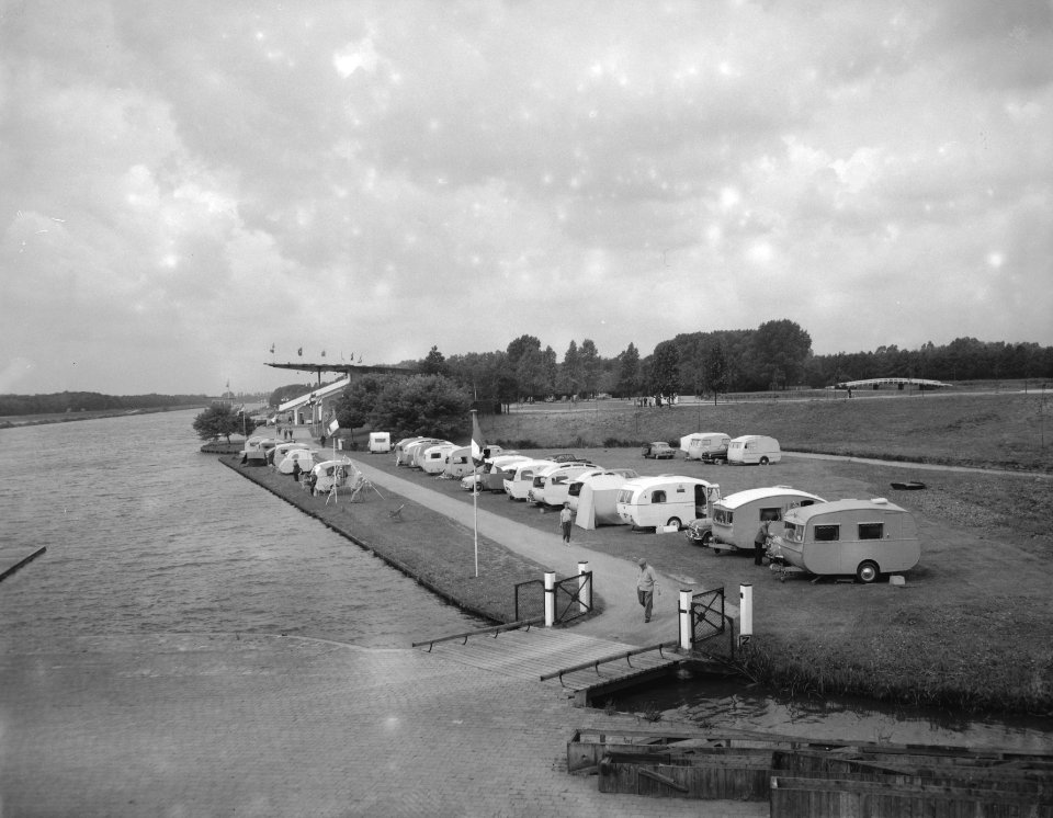 Internationale caravanreunie op de bosbaan te Amsterdam, Bestanddeelnr 909-7372