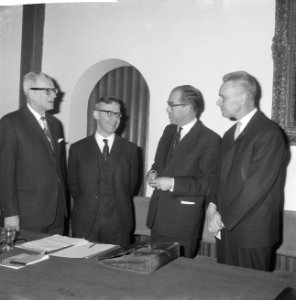 Internationale bijstandbespreking vlnr professor E de Vries professor Mr d, Bestanddeelnr 913-6642