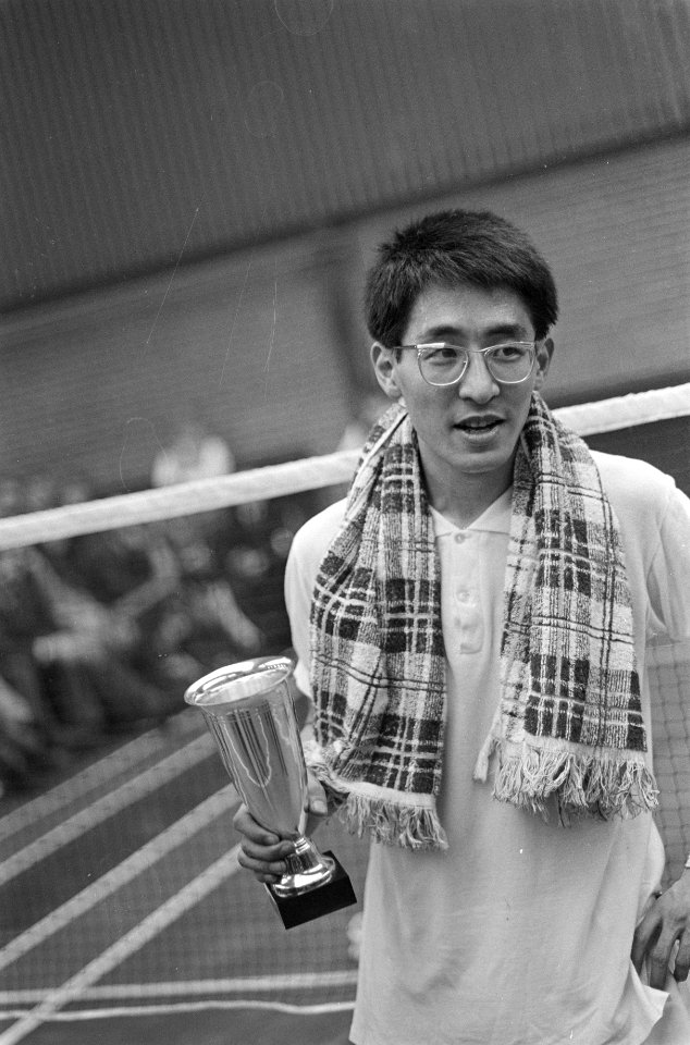 Internationale Badmintonkampioenschappen te Haarlem Oon Chong Hau met beker, Bestanddeelnr 922-0952