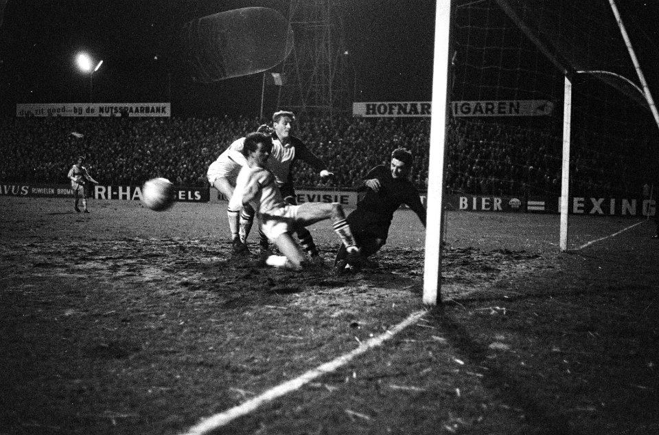 Intertoto ADO tegen Bratislava 1-0, Maassen (achter) heeft ingeschoten, keeper F, Bestanddeelnr 920-1244