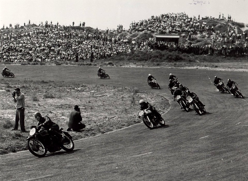 Internationale Motorrace, op het circuit, (Tarzanbocht). NB. Foto bestelling bij het Foto- en Grafisch Centrum 4422-41 int. Identificatienummer 54-006003, NL-HlmNHA 1478 25900 K 38
