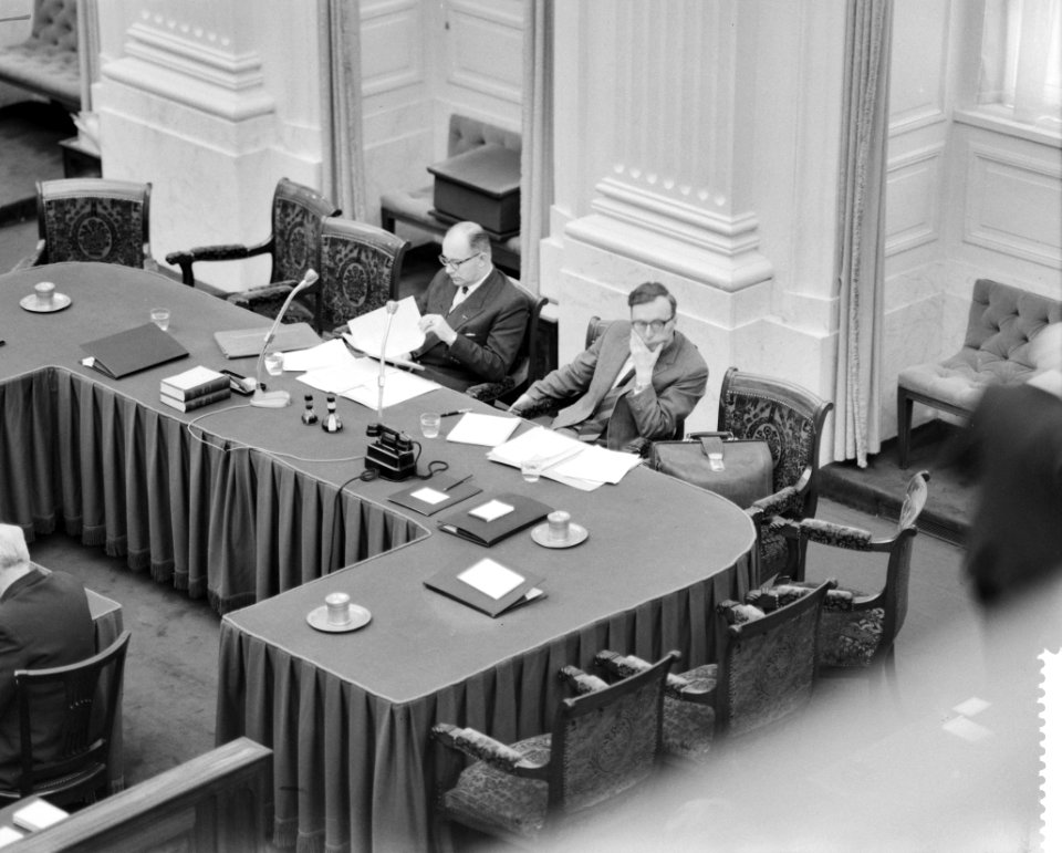 Interpellatie over de zg schrootaffaire in de Tweede Kamer , links Minister , Bestanddeelnr 910-1654