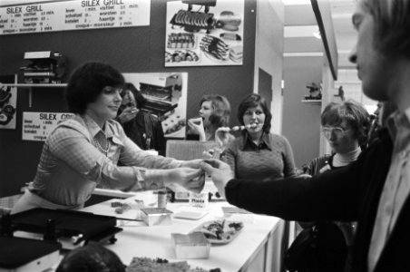 Internationale Huishoudbeurs in RAI, Amsterdam etende mensen op Huishoudbeurs, Bestanddeelnr 928-5365