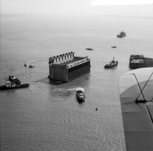 Invaren van caissons in het Veerse Gat . Luchtfotos, Bestanddeelnr 912-3447