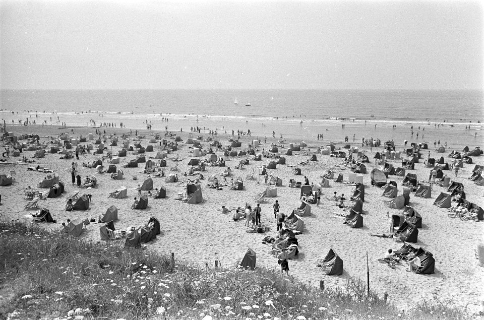 Invasie aan Noordzeestrand. Zandvoort omstreeks 14.00u. zondag, Bestanddeelnr 920-5070