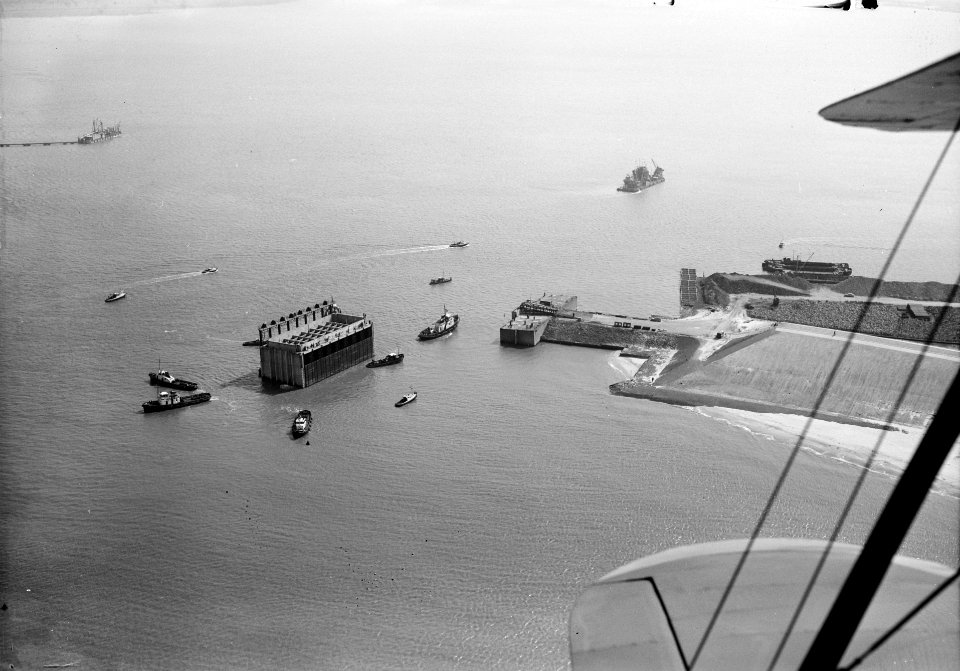 Invaren van caissons in het Veerse Gat . Luchtfotos, Bestanddeelnr 912-3451