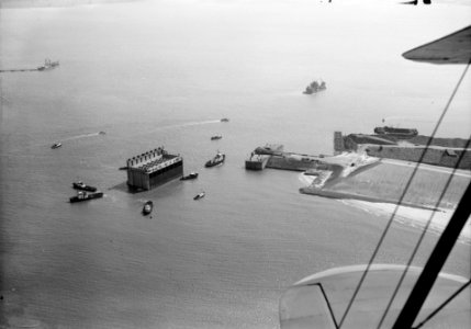 Invaren van caissons in het Veerse Gat . Luchtfotos, Bestanddeelnr 912-3451